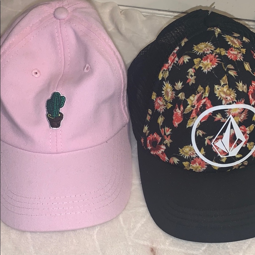 pack of two hats